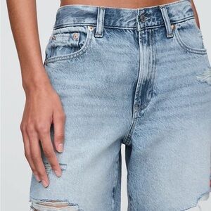 Gap 8" Mid Rise '90s Loose Denim Bermuda Shorts size 28 / 6R 🩵